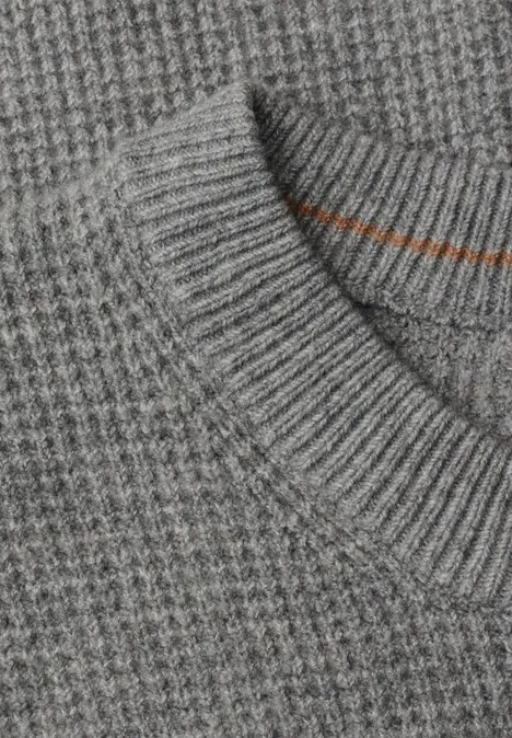 Pullover mit Rundhals und Struktur sporty grey melange Nahaufnahme eines grauen Strickpullovers mit Waffelmuster und geripptem Kragen.