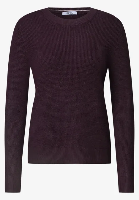 Pull à col rond et texturé eggplant red melange Un pull violet foncé à manches longues en maille fine, col rond.