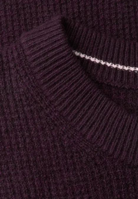 Pull à col rond et texturé eggplant red melange Gros plan d'un pull en maille côtelée violet foncé avec une fine surpiqûre blanche au col.