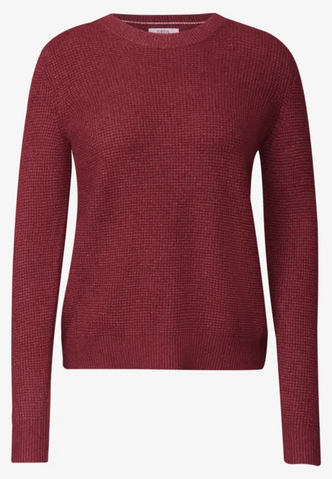Roter, langärmliger Strickpullover mit Rundhalsausschnitt.