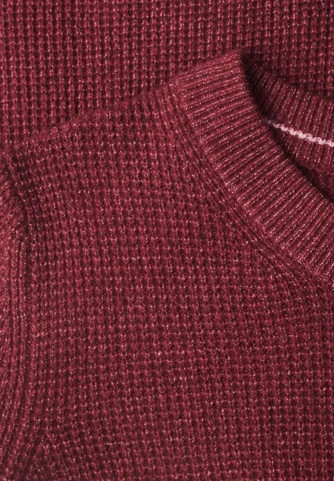 Nahaufnahme eines rot-melierten Strickpullovers