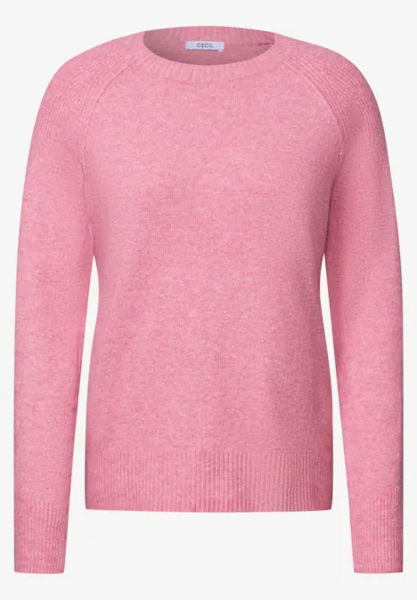 Roze gebreide trui met ronde hals, lange mouwen en een eenvoudig ontwerp.