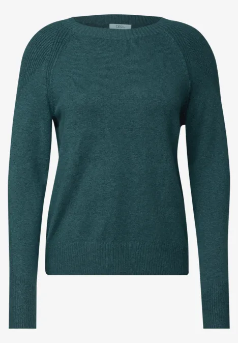 Ein schlicht gestrickter grüner Pullover mit langen Ärmeln und Rundhalsausschnitt.