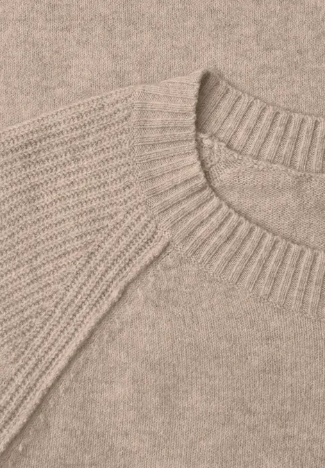 Pull à col rond et mélange de textures cashew beige melange Gros plan d'un pull en maille beige avec col rond