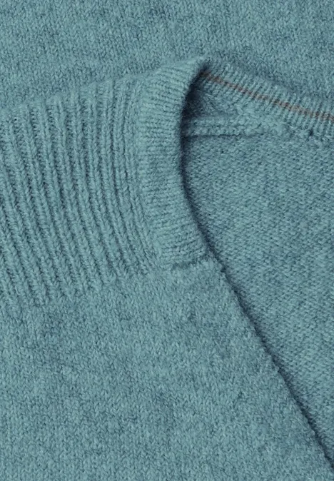 Langarm Pullover mit V-Neck multi lapis melange Detailaufnahme eines türkisfarbenen Strickpullovers mit feiner Maschenstruktur und umgeschlagenem Kragen