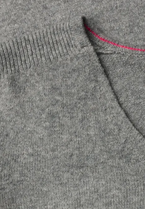 Langarm Pullover mit V-Neck sporty grey melange Nahaufnahme eines grauen Strickpullovers mit Rundhalsausschnitt, aufgesetzter Tasche und pinkem Nahtdetail.