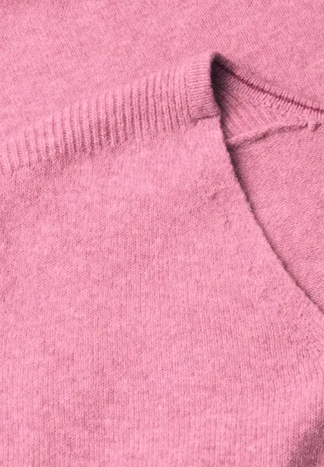 Langarm Pullover mit V-Neck dark blossom melange Nahaufnahme eines rosa Strickpullovers mit Rundhalsausschnitt und feinem Maschenbild.