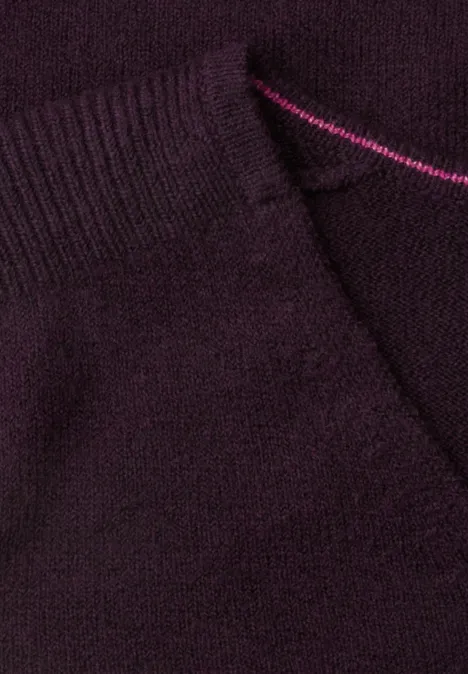 Langarm Pullover mit V-Neck eggplant red melange Nahaufnahme eines dunkelvioletten Strickstoffs mit Tasche und rosafarbenem Zierstich.