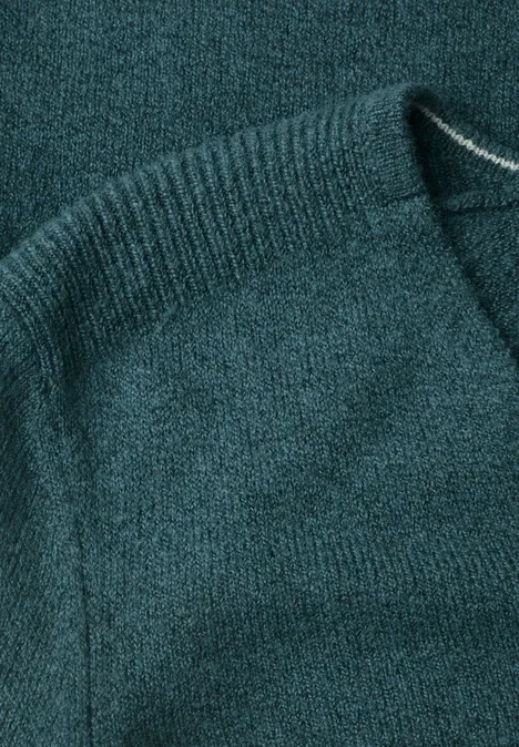 Langarm Pullover mit V-Neck dark sea green melange Nahaufnahme eines tealfarbenen Strickpullovers aus weichem, strukturiertem Garn.