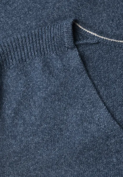 Nahaufnahme eines dunkelblauen Strickshirts mit geripptem Kragen und Tasche.