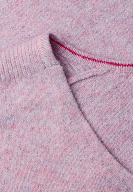 Nahaufnahme eines rosa melierten Strickpullovers mit sichtbarer Naht.