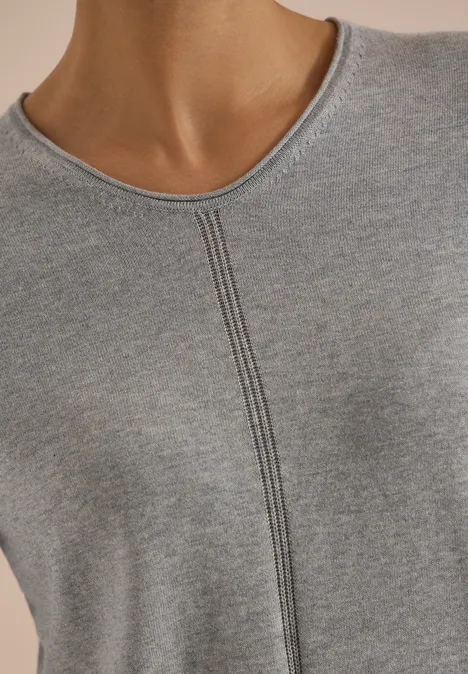 Basic Pullover mit V-Neck in Unifarbe mineral grey melange Nahaufnahme des Oberkörpers einer Person in grauem, fein geripptem Shirt mit zentraler Naht.