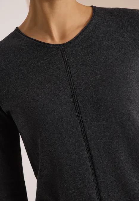 Pull couleur unie à col en V charcoal grey melange T-shirt noir moulant à manches longues, encolure ronde et couture centrale décorative.