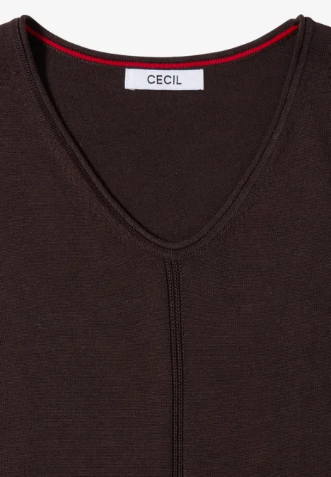 Eenvoudige trui met V-hals in effen kleur truffle brown Bruine V-hals trui met centrale stiknaad en rood accent langs de hals.