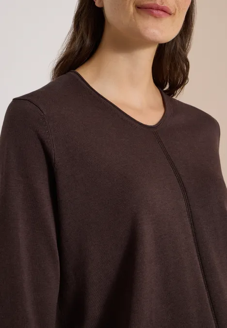 Eenvoudige trui met V-hals in effen kleur truffle brown Vrouw draagt bruin V-hals trui met centrale naad.