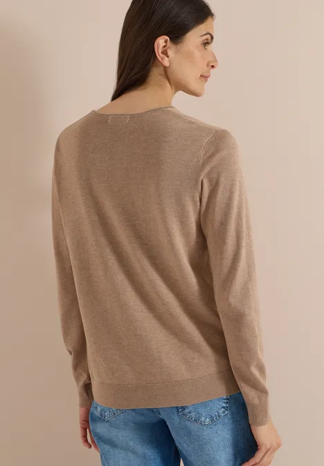 Eenvoudige trui met V-hals in effen kleur creamy mocha melange Vrouw gezien van achteren in een bruine trui met lange mouwen voor een neutrale achtergrond.