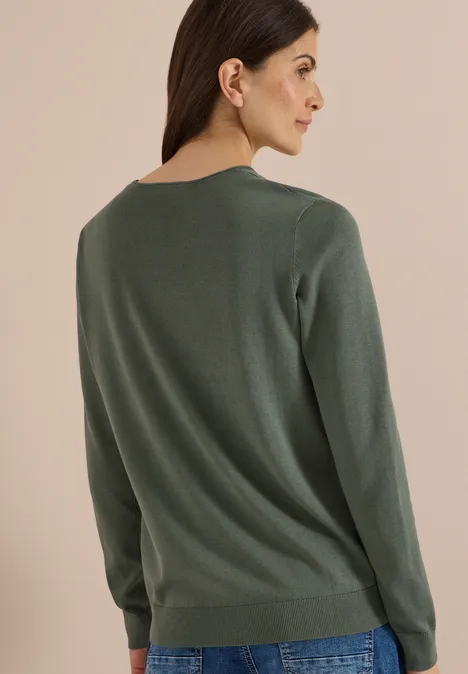 Eenvoudige trui met V-hals in effen kleur dried olive green Rugaanzicht van een vrouw in een olijfgroene trui voor een neutrale achtergrond.