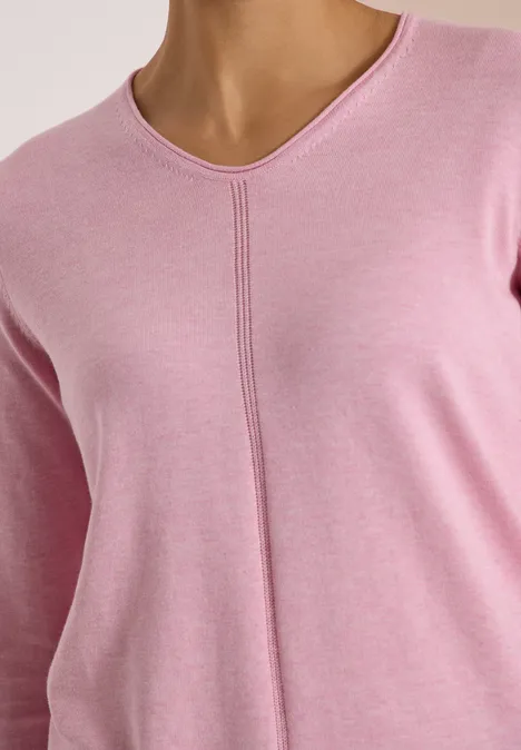 Różowy sweter z okrągłym dekoltem i widocznym szwem na środku