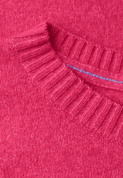 Effen trui met boothals cosy coral melange Close-up van een rode gebreide trui met geribde kraag