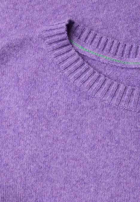 Close-up van een zacht, paars gebreide trui met ronde hals en ribboord