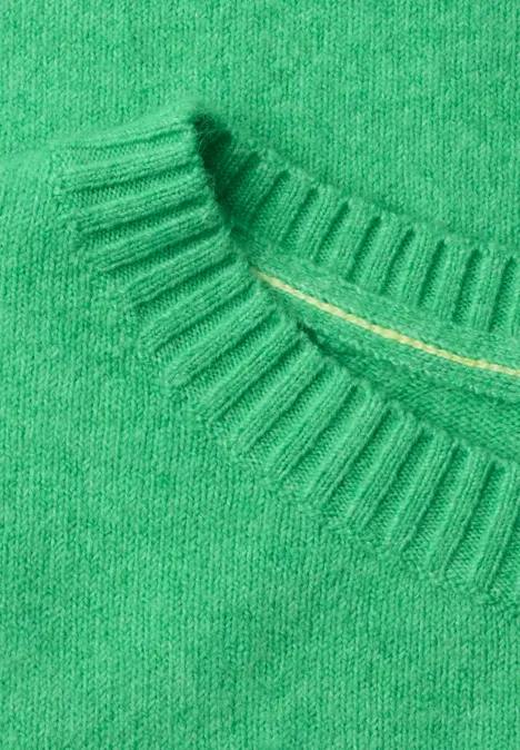 Pullover mit Boat Neck in Unifarbe celery green melange Nahaufnahme eines grünen Strickpullovers mit Rippstrickkragen.