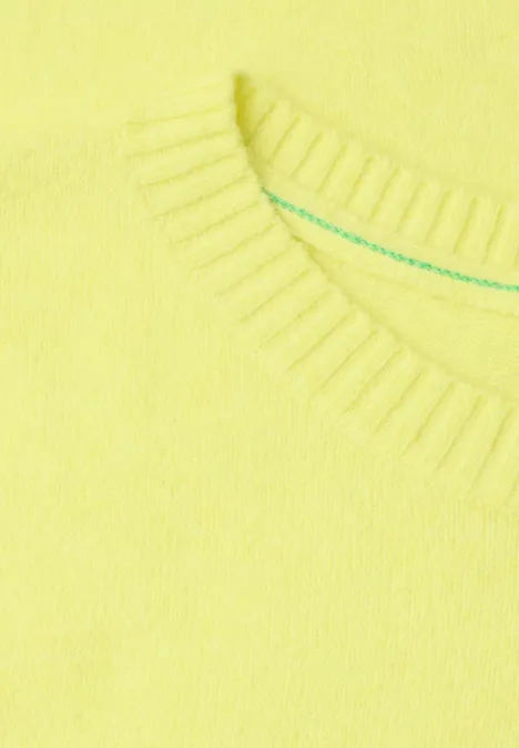 Pullover mit Boat Neck in Unifarbe iced yellow melange Nahaufnahme eines gelben Rundhals-Pullovers aus weichem Strickmaterial.