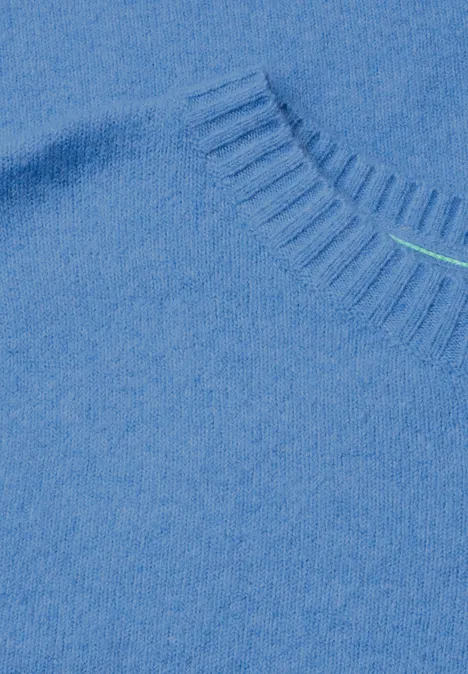 Effen trui met boothals north blue melange Close-up van een lichtblauwe trui met zachte, pluizige stof bij de hals.