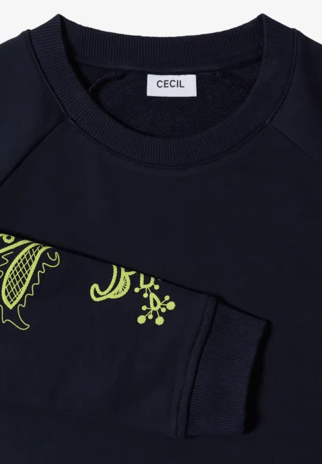 Sweatshirt mit Artwork am Ärmel urban dark blue Dunkelblaues Sweatshirt mit Rundhalsausschnitt, neonfarbene Grafik auf dem Ärmel.