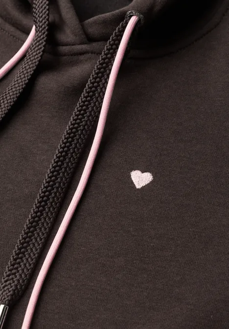Langarm Sweatshirt mit Kapuze truffle brown Schwarzer Hoodie mit kleinem weißem Herzmotiv auf der Brust und rosa-schwarzen Kordeln.