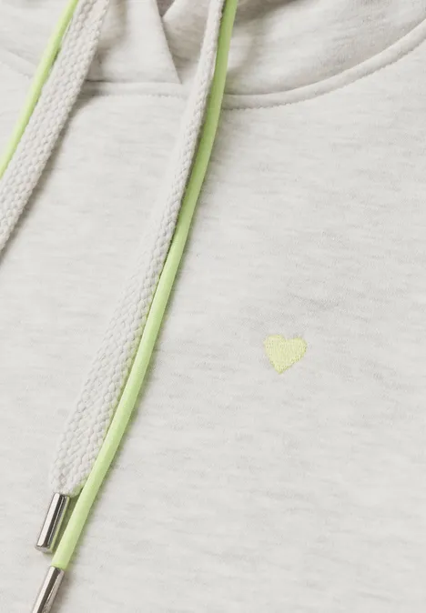 Sweat à capuche light grey melange Gros plan d'un hoodie gris clair, cordons vert clair et petit logo cœur assorti.