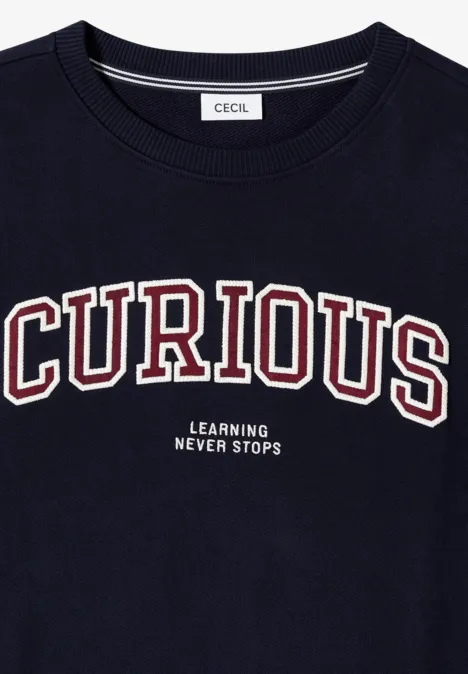 Sweatshirt mit Rundhals und Stickerei urban dark blue Dunkles T-Shirt mit Aufschrift 'CURIOUS' in großen Buchstaben und kleinem Text 'Learning Never Stops'.