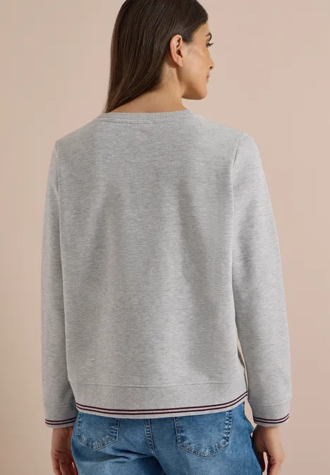 Sweatshirt mit Rundhals und Stickerei light grey melange Rückenansicht einer Frau in grauem Pullover mit gestreiften Bündchen und blauer Jeans.