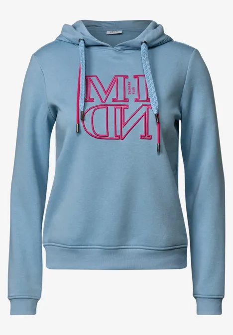 Hellblauer Kapuzenpullover mit pinkem MIND-Print.