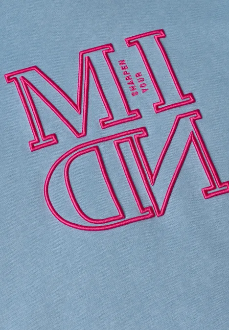 Grau-blauer Hintergrund mit rosa umrandeten Großbuchstaben MI (oben) und DN (unten, spiegelverkehrt).