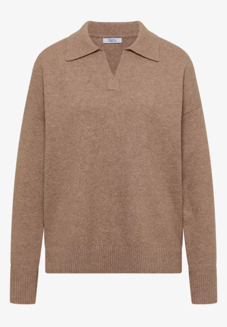 Brauner Strickpullover mit Polokragen, langärmelig und V-Ausschnitt.