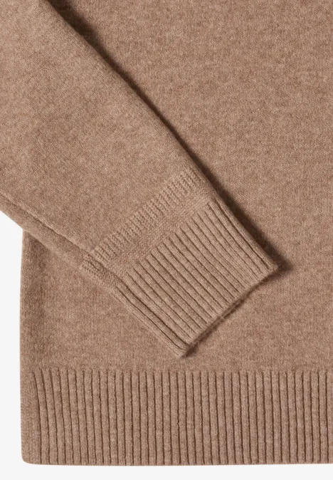 Nahaufnahme eines braunen Strickpullovers mit Rippenstrick-Bündchen.