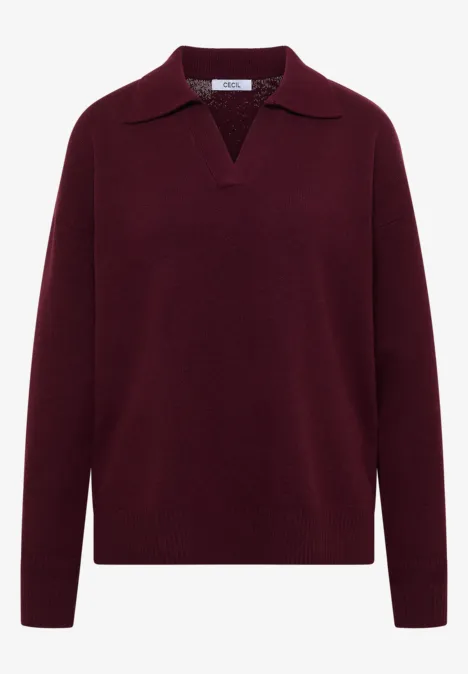 Bordeauxroter Feinstrick-Pullover mit V-Ausschnitt und Hemdkragen, langärmlig.