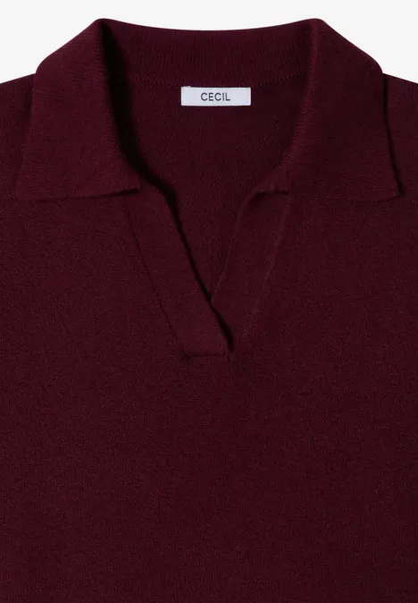 Ein burgunderrotes, gestricktes Poloshirt mit offenem V-Ausschnitt und Kragen.