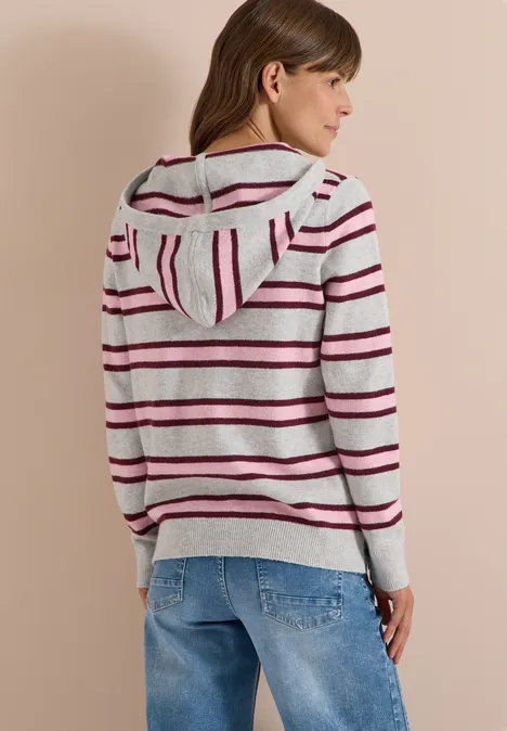 Trui met lange mouwen, capuchon en strepen light grey melange Vrouw in grijze capuchontrui met gekleurde strepen en spijkerbroek, half zijaanzicht.