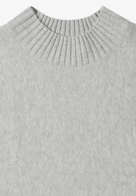 Dolman-trui met col light grey melange Ein hellgrauer Strickpullover mit Rundhalsausschnitt und feiner Struktur.