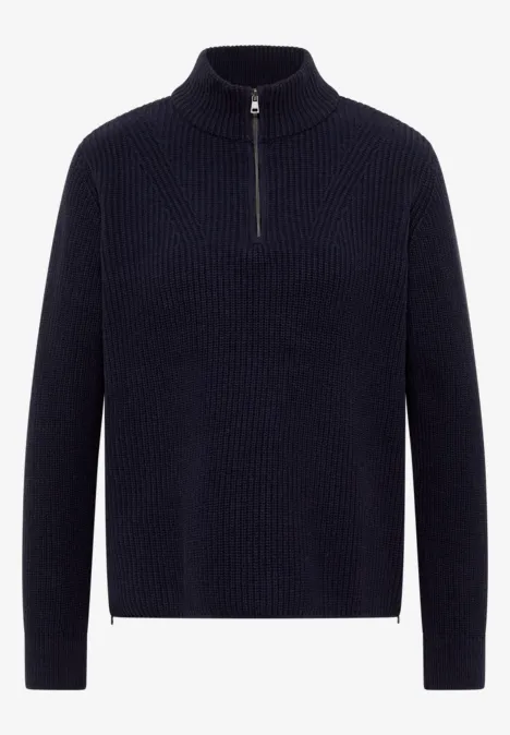 Dunkelblauer Strickpullover mit halbem Reißverschluss und Rippstruktur.