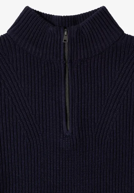 Dunkelblauer, gerippter Strickpullover mit halbem Reißverschluss und hohem Kragen