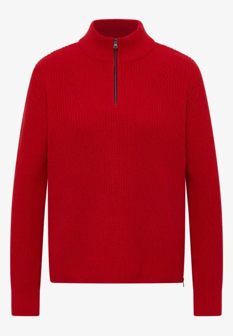 Ein roter Pullover mit Stehkragen, langen Ärmeln und halbem Reißverschluss.