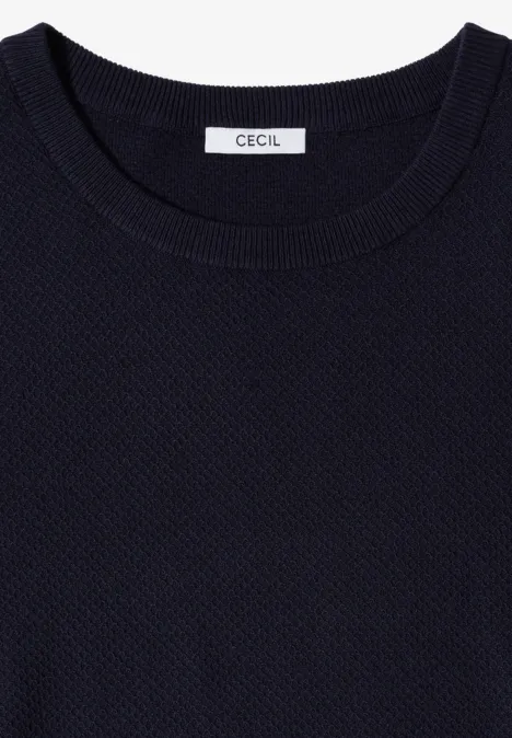 Ein schlichtes dunkelblaues Kurzarmshirt mit Rundhalsausschnitt und Label "CECIL" im Nacken.