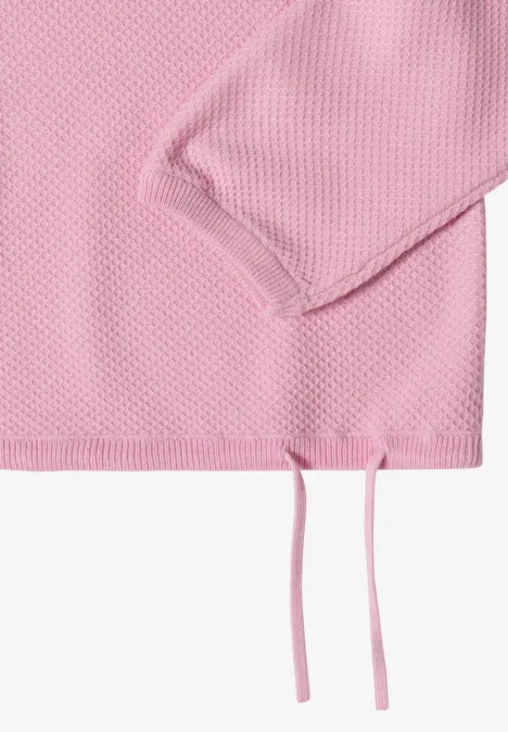 Rosa Pullover mit Waffelmuster und Kordelzug am Saum, Detailansicht von Ärmel und Bund.