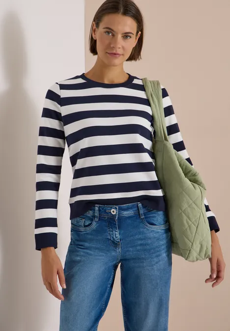 Sweatshirt mit Rundhals und Streifen urban dark blue Frau in Jeans und weiß-blau gestreiftem Pullover, trägt grüne Umhängetasche.