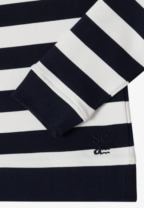 Sweatshirt mit Rundhals und Streifen urban dark blue Nahaufnahme eines schwarz-weißen gestreiften Langarmshirts mit minimalistischer Logostickerei.