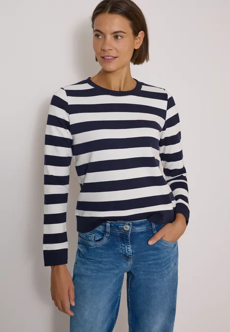 Sweatshirt mit Rundhals und Streifen urban dark blue Frau mit dunkelblau-weiß gestreiftem Pullover, blauer Jeans und kurzen braunen Haaren.