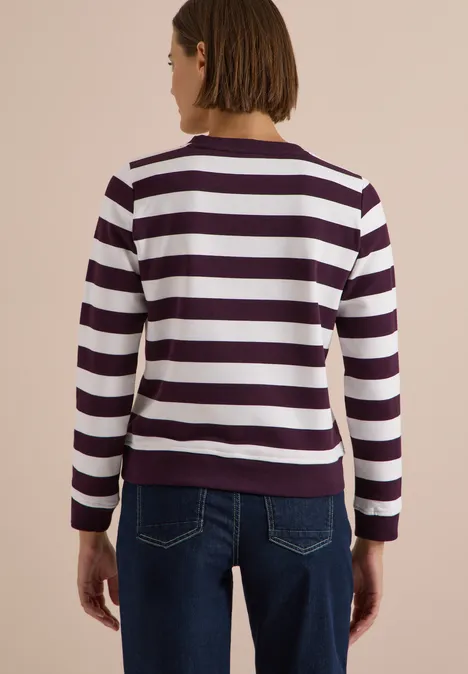 Sweatshirt mit Rundhals und Streifen eggplant red Frau von hinten in gestreiftem Pullover und Jeans vor neutralem Hintergrund.