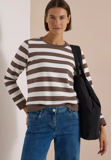 Sweatshirt mit Rundhals und Streifen urban taupe Brünette Frau trägt braun-weiß gestreiftes Shirt und blaue Jeans mit schwarzer Tasche.